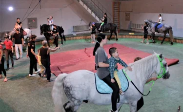 КазГосЦирк провел иппотерапию для детей с особыми потребностями