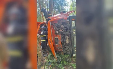 Зажало в кабине: сотрудники МЧС спасли двоих мужчин при ДТП