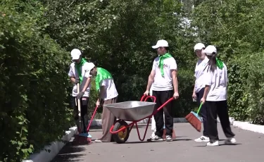 В Астане учащиеся встретили День эколога массовой уборкой