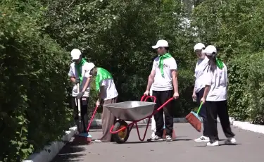 В Астане учащиеся встретили День эколога массовой уборкой