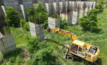 Крупный недостроенный объект сносят в Алматы