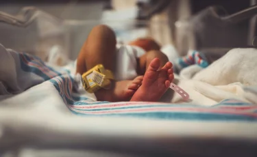 Ребенок не нужен: 15-летняя мать выбросила новорожденного из окна