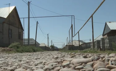 Застряли в щебёнке: жители массива "Арай" недалеко от Тараза устали ждать дорогу