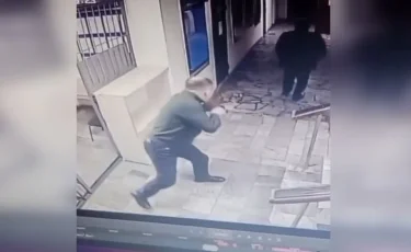 Абай облысында қызметкерлерін таспен қуған жүрген полиция бастығы жұмысынан қуылды