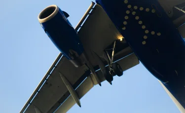 Мужчину затянуло в двигатель самолета: шансов выжить не было