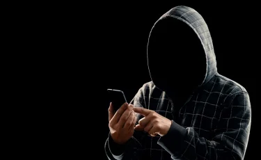 В Астане пьяный прохожий украл телефон из незапертой машины