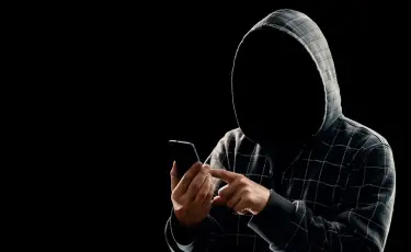 В Астане пьяный прохожий украл телефон из незапертой машины