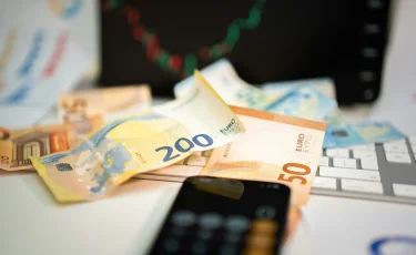 Карагандинка выдавала себя за сотрудника банка и обманывала людей