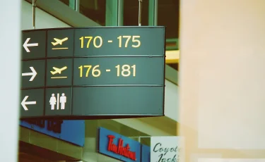 Аэропорты ЕС смягчают правила: жидкости снова можно в ручную кладь