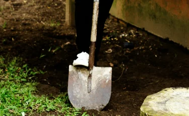 Ссора из-за колонки: женщина ударила сына лопатой