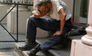 Бездомный поселился у особняка миллиардера в Лондоне