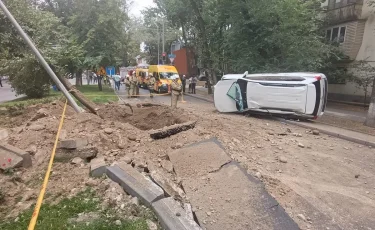 Газопровод взорвался в Алматы: повреждены дорога, деревья и автомобиль