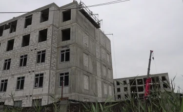 Айналасының бәрі зауыт: Өтеген батыр ауылындағы тұрғын үй құрылысы заңды ма