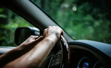 Необычный склероз: муж забыл жену на автостоянке и вспомнил через 300 км