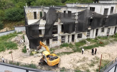 Алматының тау бөктерінде салынған таунхаус сүріліп жатыр