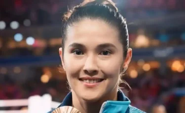 Назым Қызайбай қайырымдылық жасап, 40 баланы қуантты