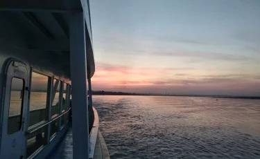 Пьяная драка: мужчины устроили потасовку на теплоходе в Павлодаре