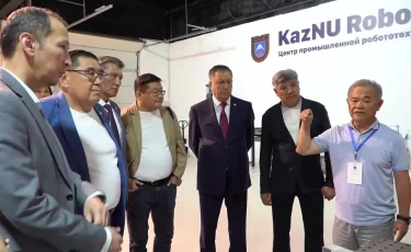 Депутаттар ҚазҰУ-дың ғылыми орталықтарын аралап, түлектерге диплом табыстады