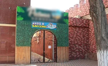 Отравились хлором: в Атырау дети попали в больницу после бассейна