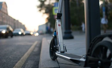 В Астане автомобиль сбил парня на самокате