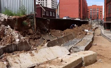 Сырость, ток и обвалы: жители Актобе живут на грани риска