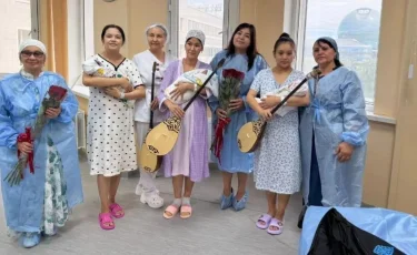 Новорожденным в Астане подарили музыкальные инструменты