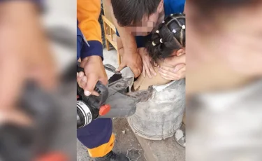 Су құятын шағын бөшкеге кептеліп қалған: Абай облысында кішкентай қыз құтқарылды