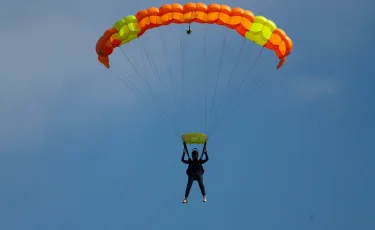 Ақтөбеде парашютпен секіру оқу-жаттығуында курсант көз жұмды