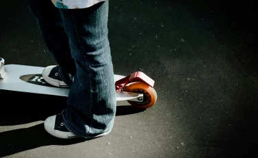 Астанада аулада самокатпен ойнап жүрген баланы көлік қағып кетті