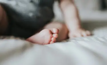 Павлодарда анасы терезеден лақтырып жіберген кішкентай бала бір бүйрегінен айырылды