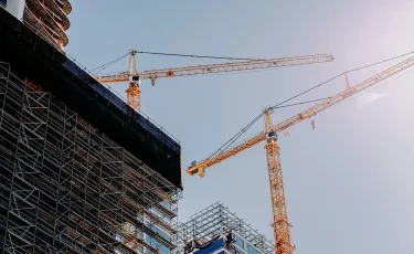 В Караганде при падении крана машинист получил перелом ноги