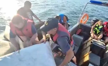 В ВКО перевернулась лодка: спасатели эвакуировали людей
