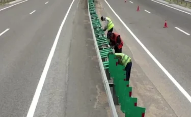 Маңғыстау облысында автожолға көз шағылыстырмайтын экран орнатылды