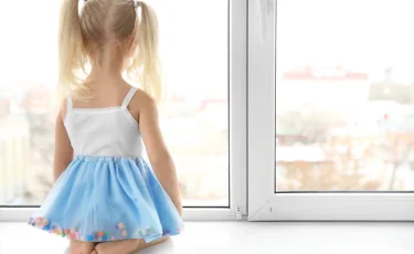 В Темиртау двухлетняя девочка выпала из окна