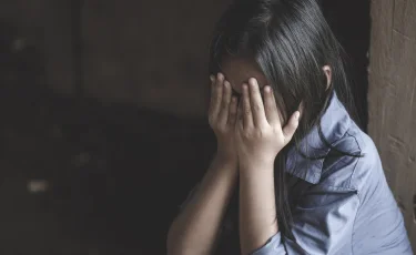 В Павлодаре задержали женщину, избившую школьницу неподалеку от здания полиции