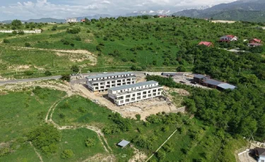 Алматының тау бөктеріндегі ірі құрылыс алаңы сот шешімімен сүріліп жатыр