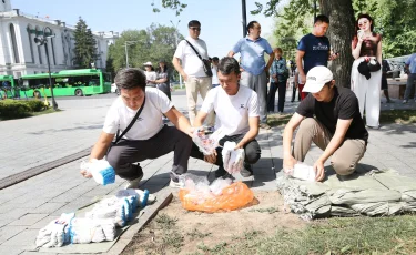 В честь 180-летия Абая алматинцы приняли участие в субботнике