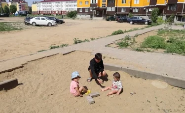 Дома построили, а мусор не убрали: жители многоэтажки просят власти благоустроить двор