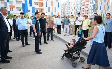 Аким Алматы проверил ход работ по благоустройству мкр-на Жас-Канат