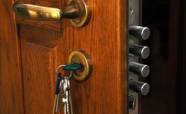 Кража по-соседски: в Караганде мужчина проник в квартиру через открытую дверь