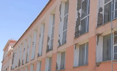 Қабырғасы жарылып, шөге бастаған: Шымкентте жаңа мектеп жарамсыз күйге түскен