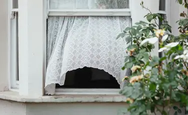 Өскеменде терезе жуып тұрған әйел құлап, көз жұмды