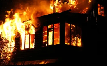 Фельдшеры спасли семью с грудным ребенком из горящего дома