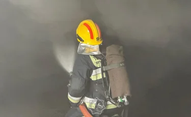 Крупный пожар в Алматы: огнеборцы борются с огнем в Жетысуском районе