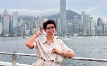 Пламенный привет из Гонконга: Роза Рымбаева поделилась редким кадром из поездки