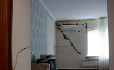 Су құбыры жарылған:  үйінің қабырғасы шөгіп кеткен атыраулықтар аймақ басшысынан көмек сұрайды