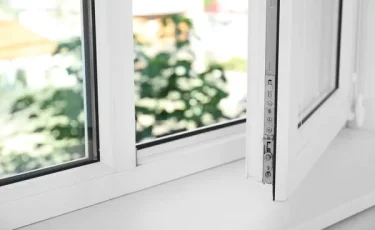 Без присмотра: ребенок выпал из окна в Карагандинской области