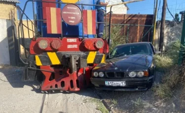 Шымкентте көлік жүргізушісі тепловозбен соқтығысты