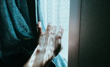 СҚО-да терезе жумақ болған әйел биіктен құлады