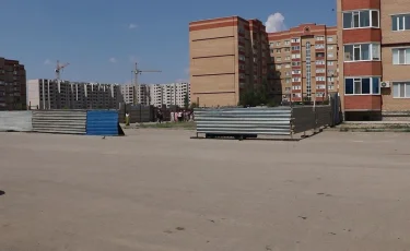 Земельный скандал в Актобе: во дворе жилых многоэтажек начали строить торговый дом